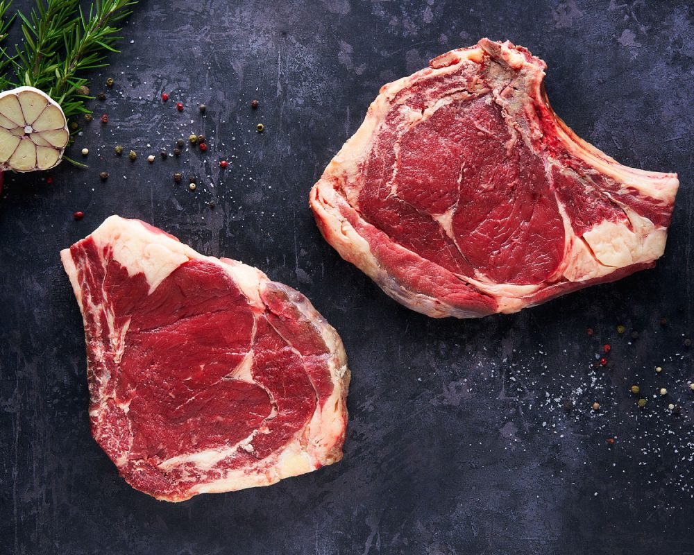 Bodegón con dos chuletas de Ternera Asturiana IGP