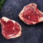 Bodegón con dos chuletas de Ternera Asturiana IGP