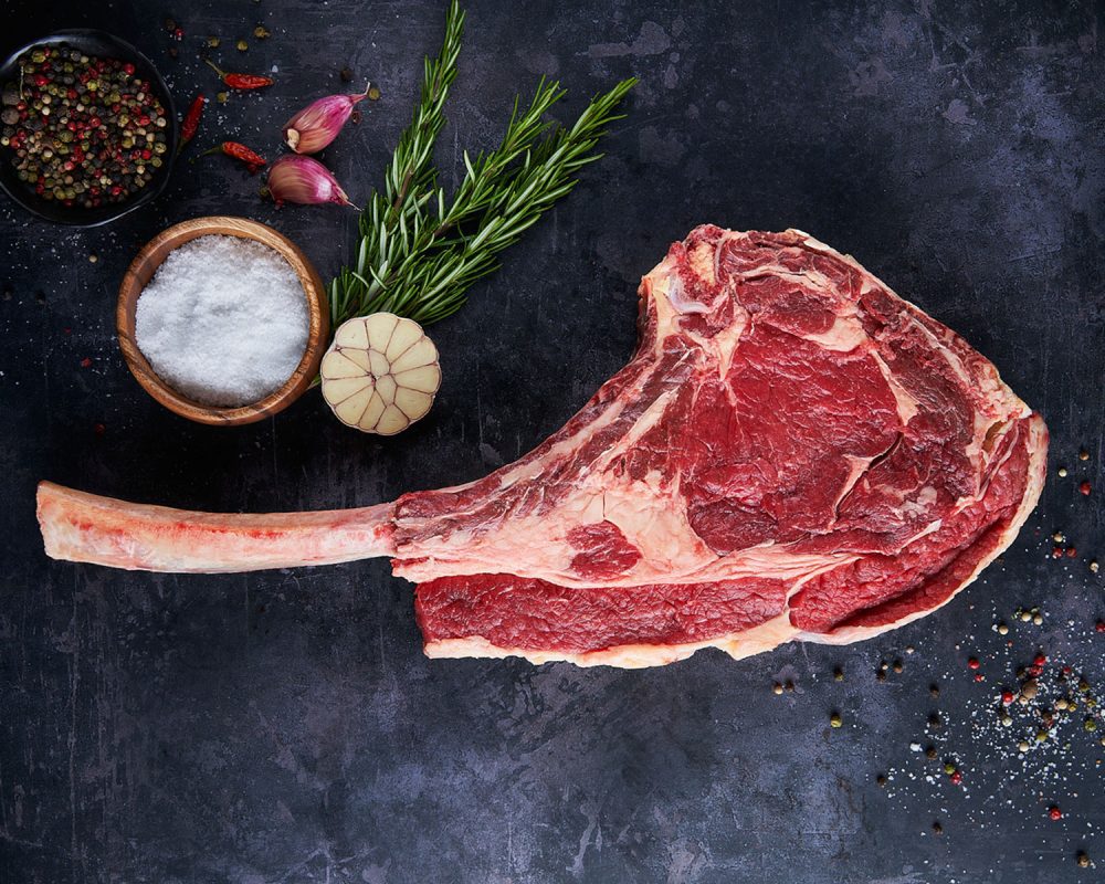 Bodegón con una chuleta tomahawk