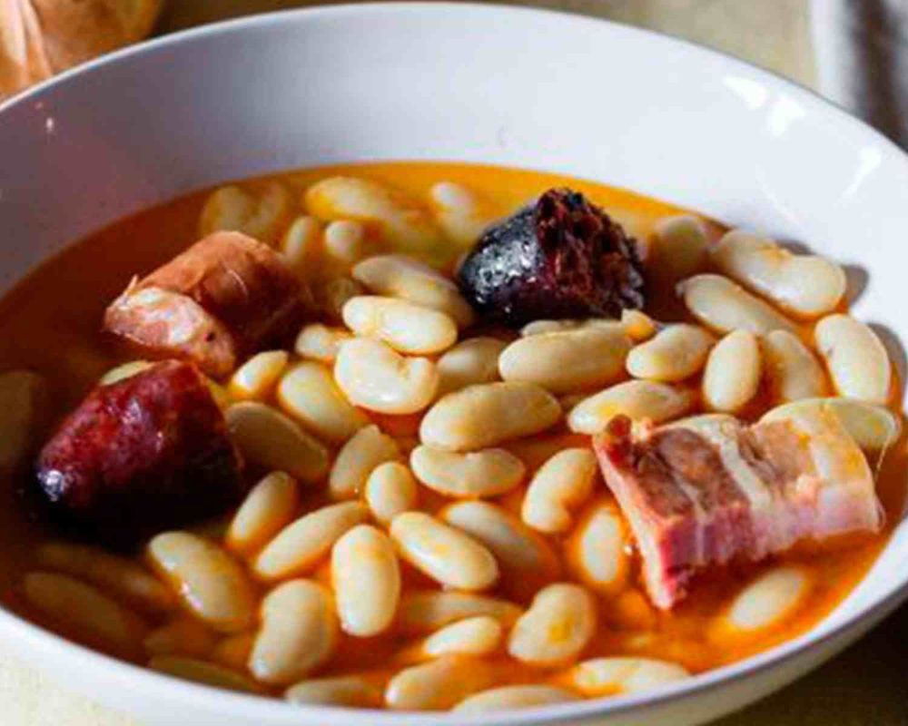 Primer plano de una fabada asturiana