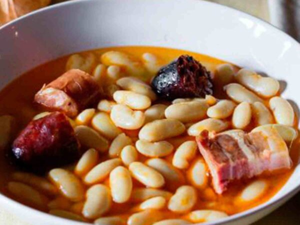 fotos web bartuelo Primer plano de una fabada asturiana