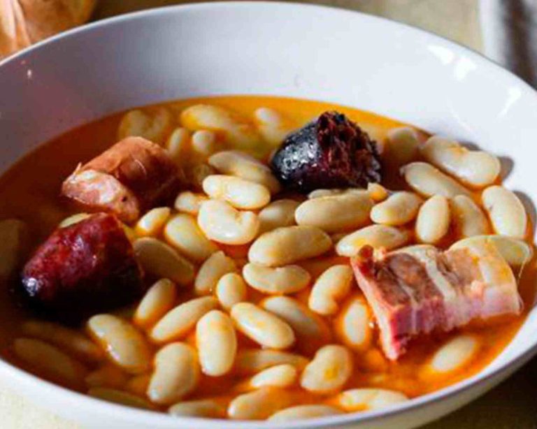 fotos web bartuelo Primer plano de una fabada asturiana