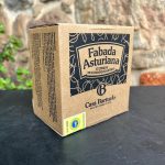 Autentica Fabada Asturiana La foto muestra la caja en la que va envasada nuestra fabada asturiana, sobre un fondo de piedra.