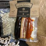 Preparado de fabada En la foto se muestran dos bolsas que forman el producto de venta: el preparado de fabada. A la izquierda está la bolsa con la faba, y a la derecha está el compango.