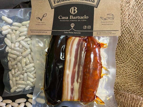 Preparado de fabada En la foto se muestran dos bolsas que forman el producto de venta: el preparado de fabada. A la izquierda está la bolsa con la faba, y a la derecha está el compango.
